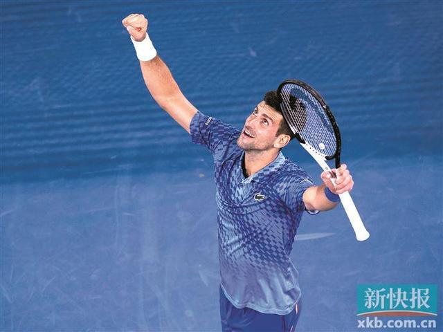 示出他的坚 示出他的坚